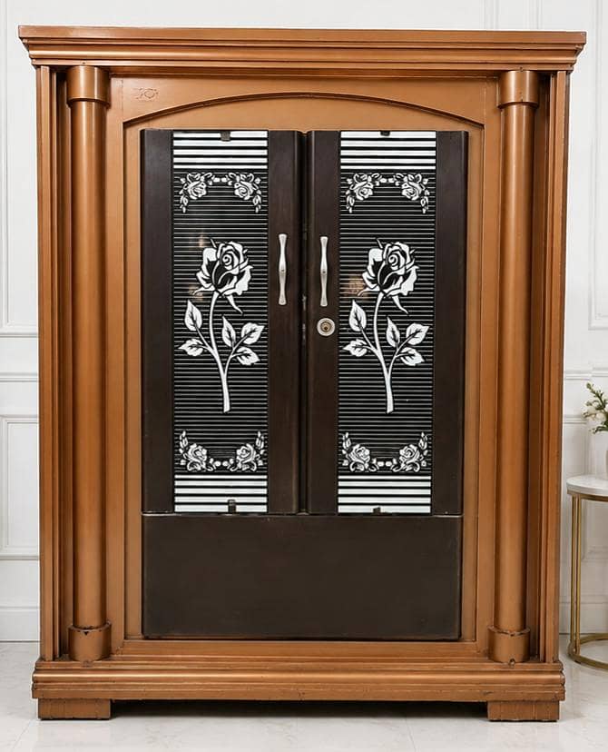 wardrobe used  کمبل اور رضائیاں رکھنے والی خوبصورت لوہے کی الماری 0