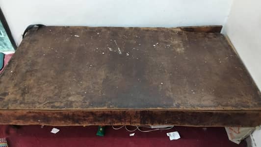 A good quality damanged wodden single bed but repairable