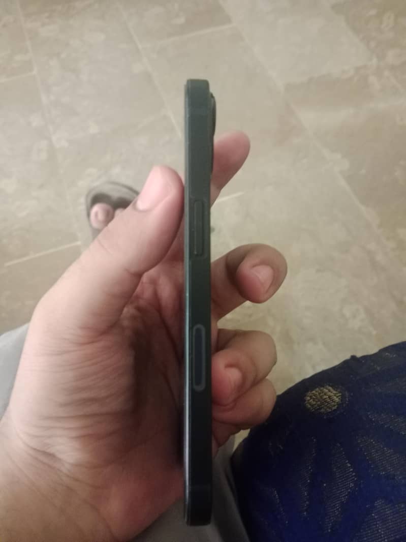 Apple iPhone 13 2