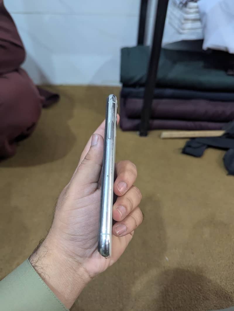 Apple iPhone 11 Pro 4