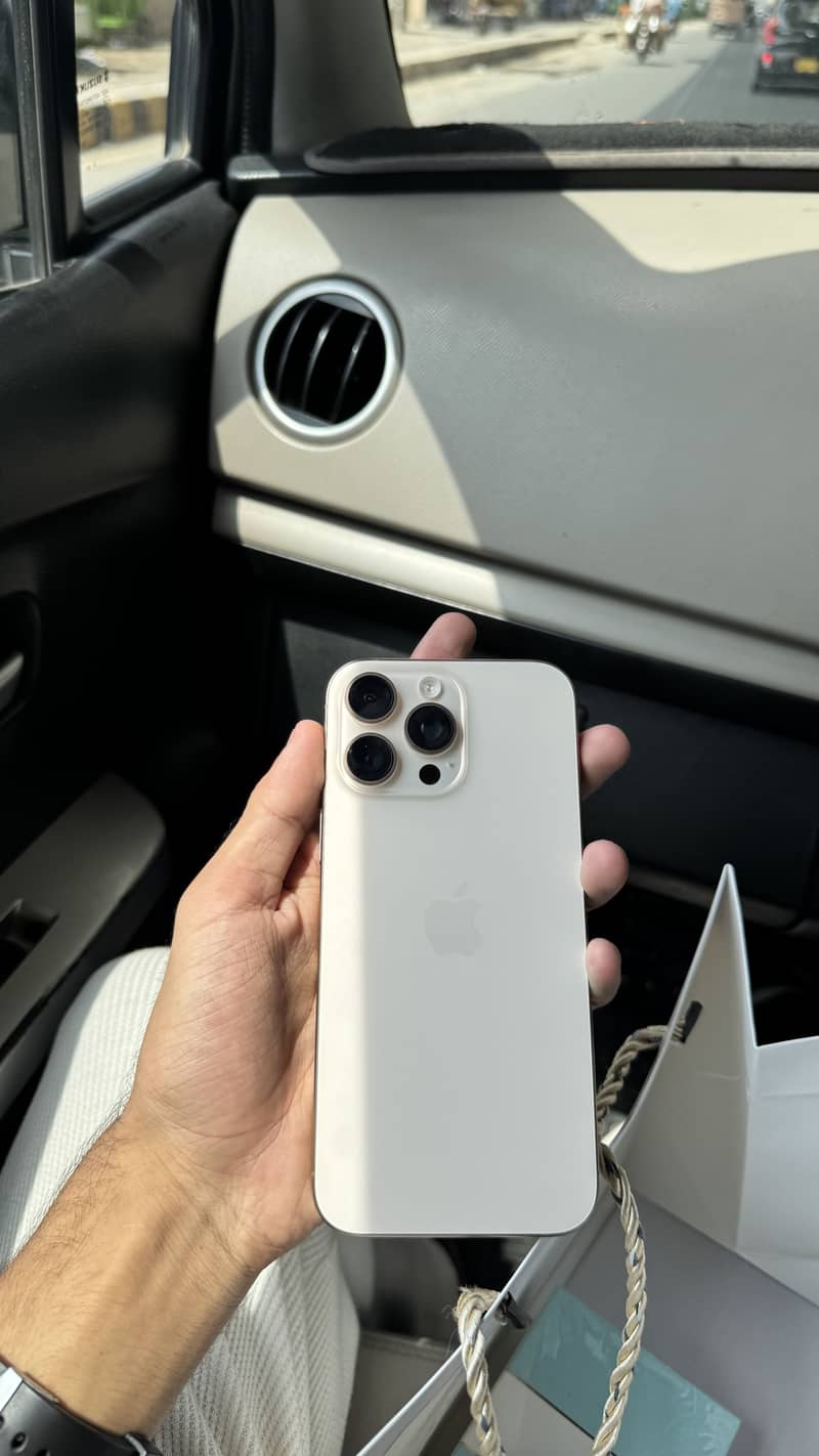 Apple iPhone 16 Pro Max 0