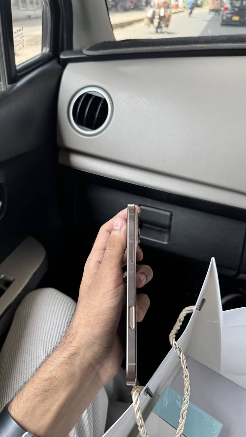 Apple iPhone 16 Pro Max 1