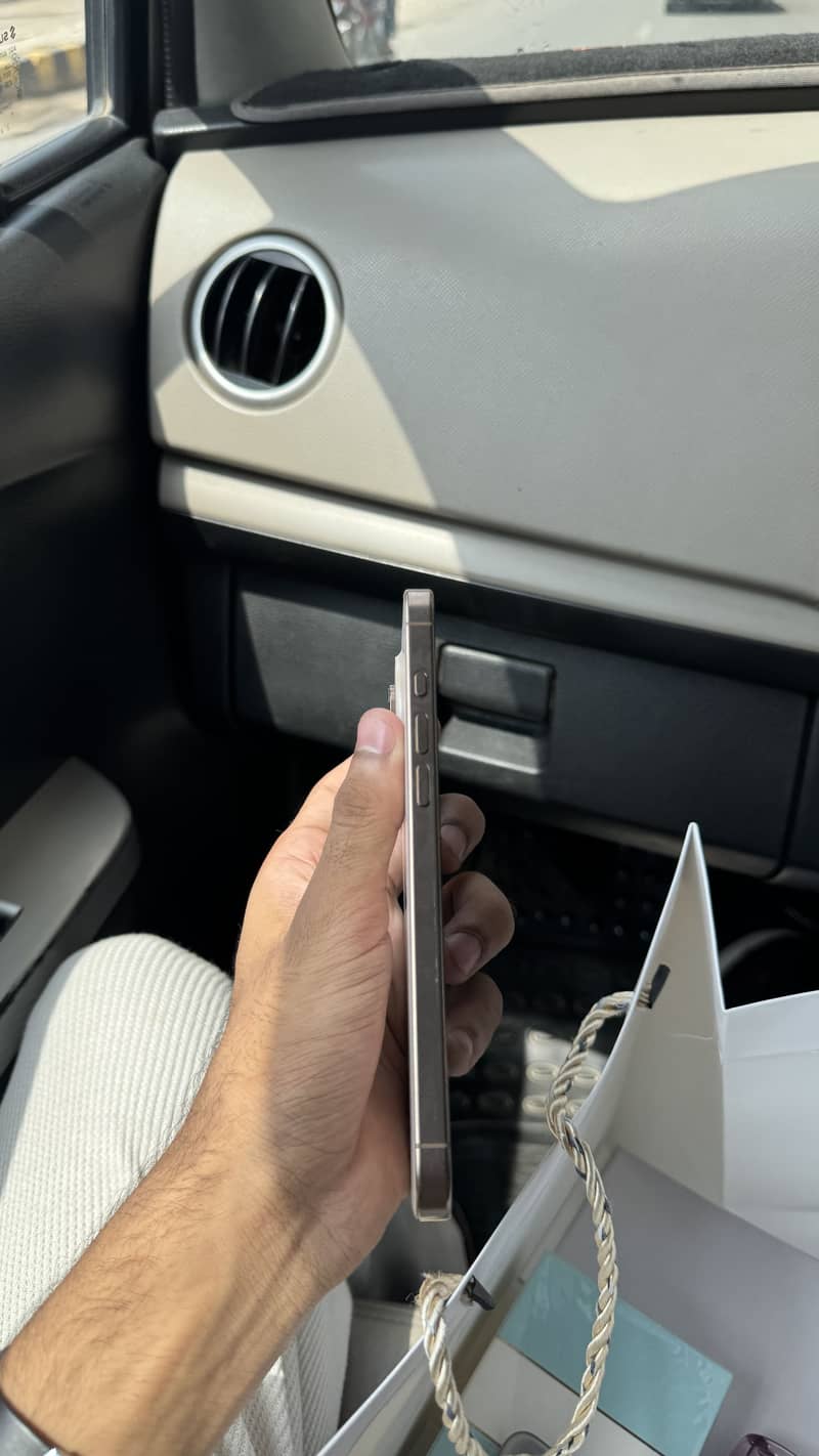 Apple iPhone 16 Pro Max 3