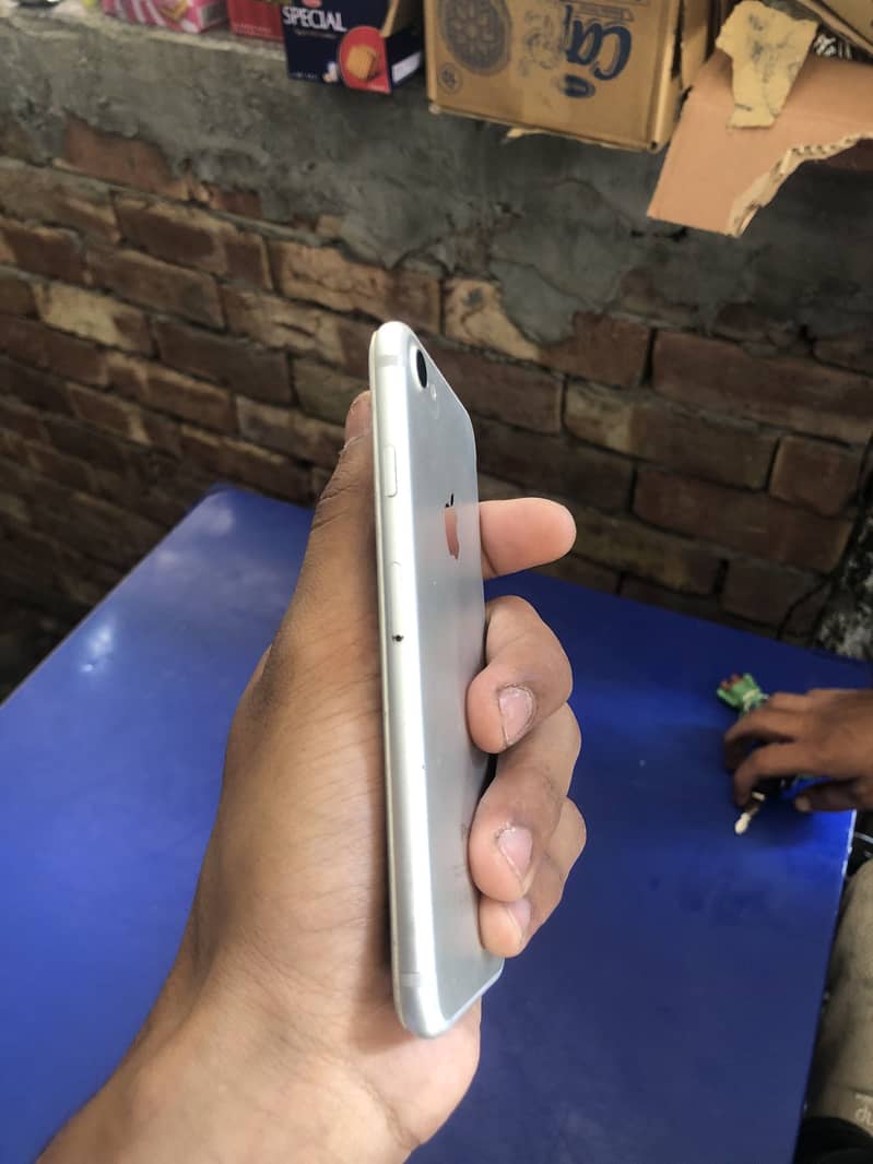 Apple iPhone 7 1