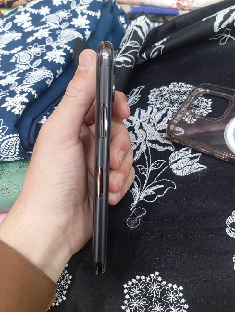 Apple iPhone 11 Pro 1
