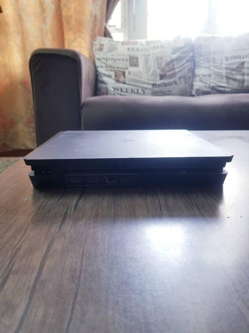 PS4 Slim 4