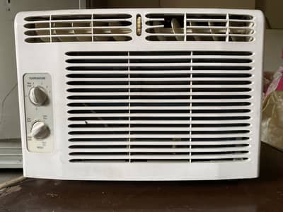 Half ton window Ac cooling bht class ki h