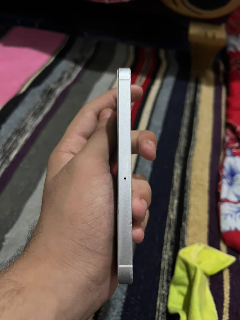 Apple iPhone SE 10
