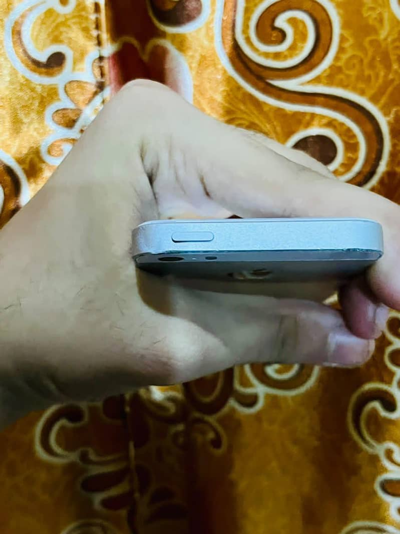Apple iPhone SE 13
