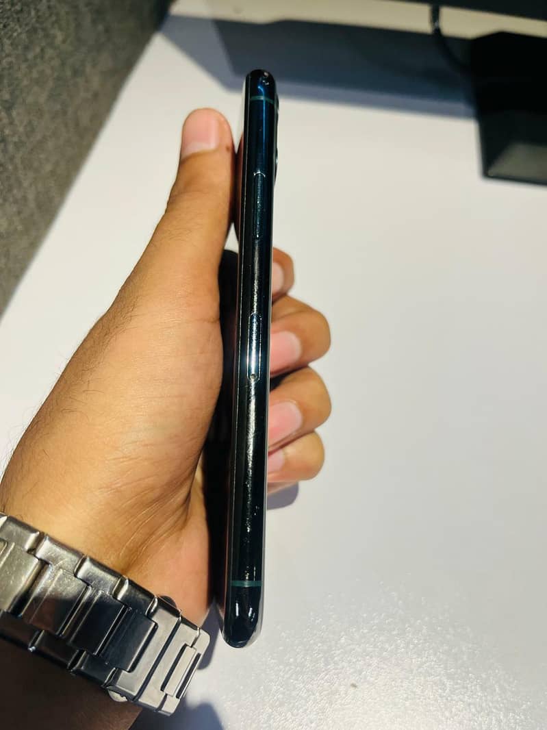 Apple iPhone 11 Pro 4