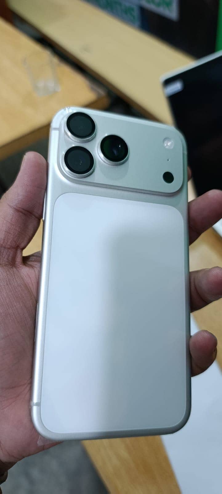 Apple iPhone 17 Pro Max 1
