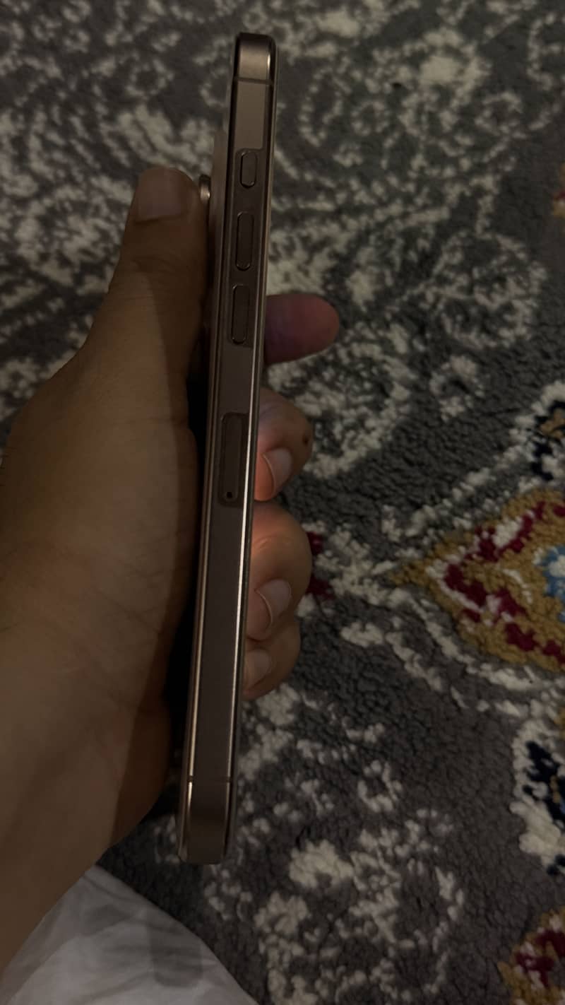 Apple iPhone 16 Pro Max 1