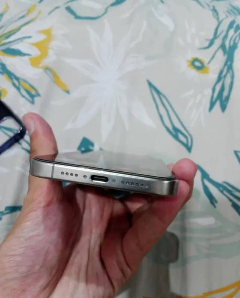 Apple iPhone 15 Pro Max 2