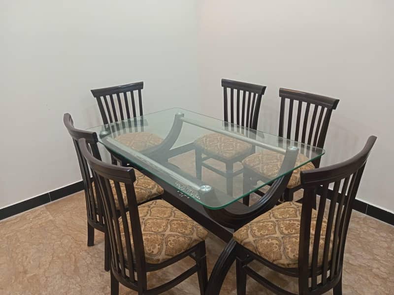 Dining Table and chairs 0