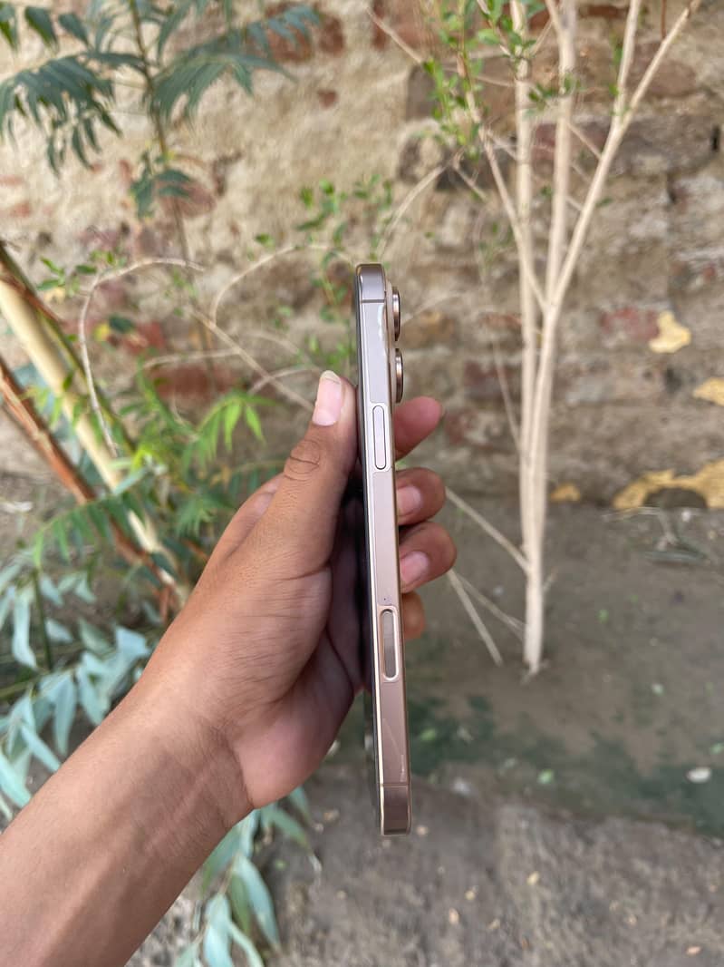 Apple iPhone 16 Pro Max 3