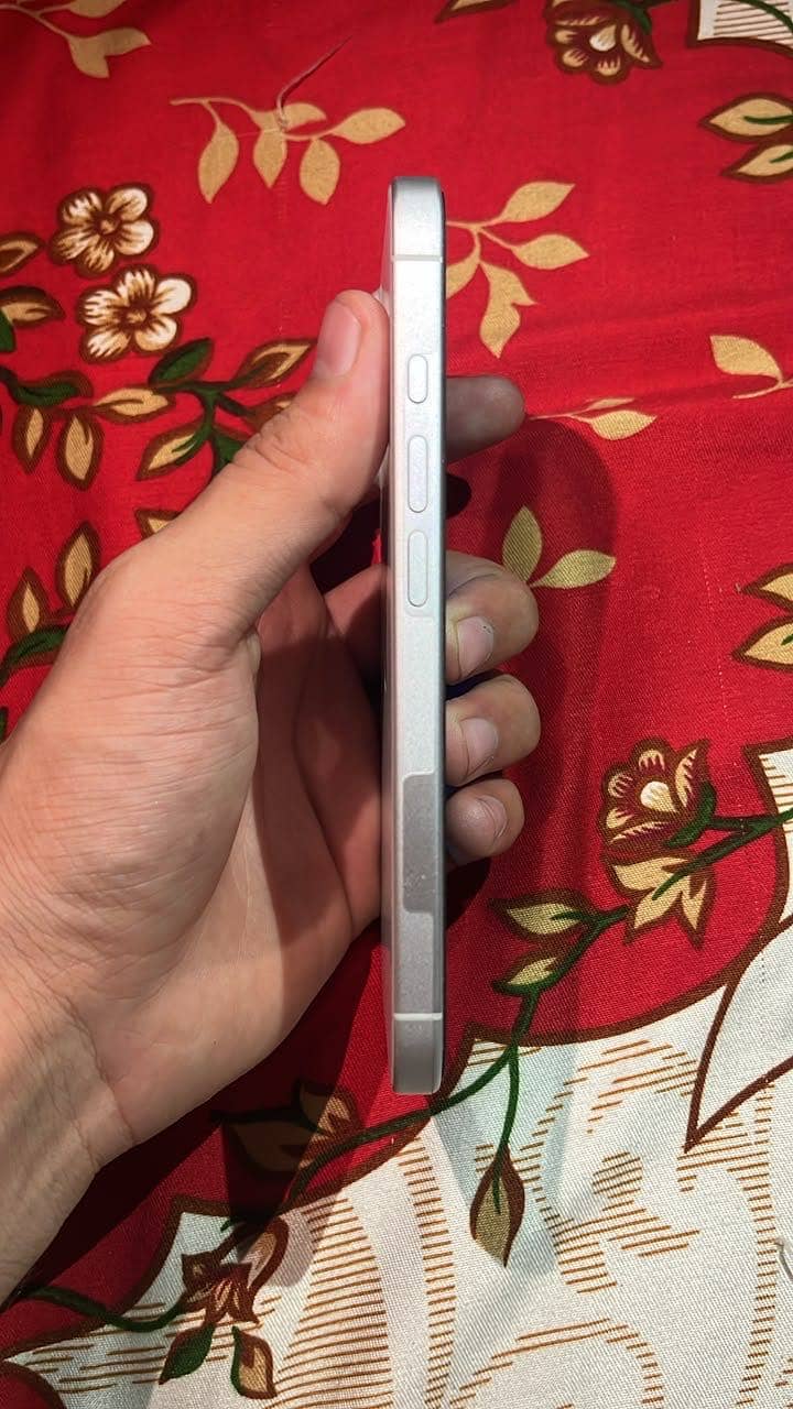Apple iPhone 16 3