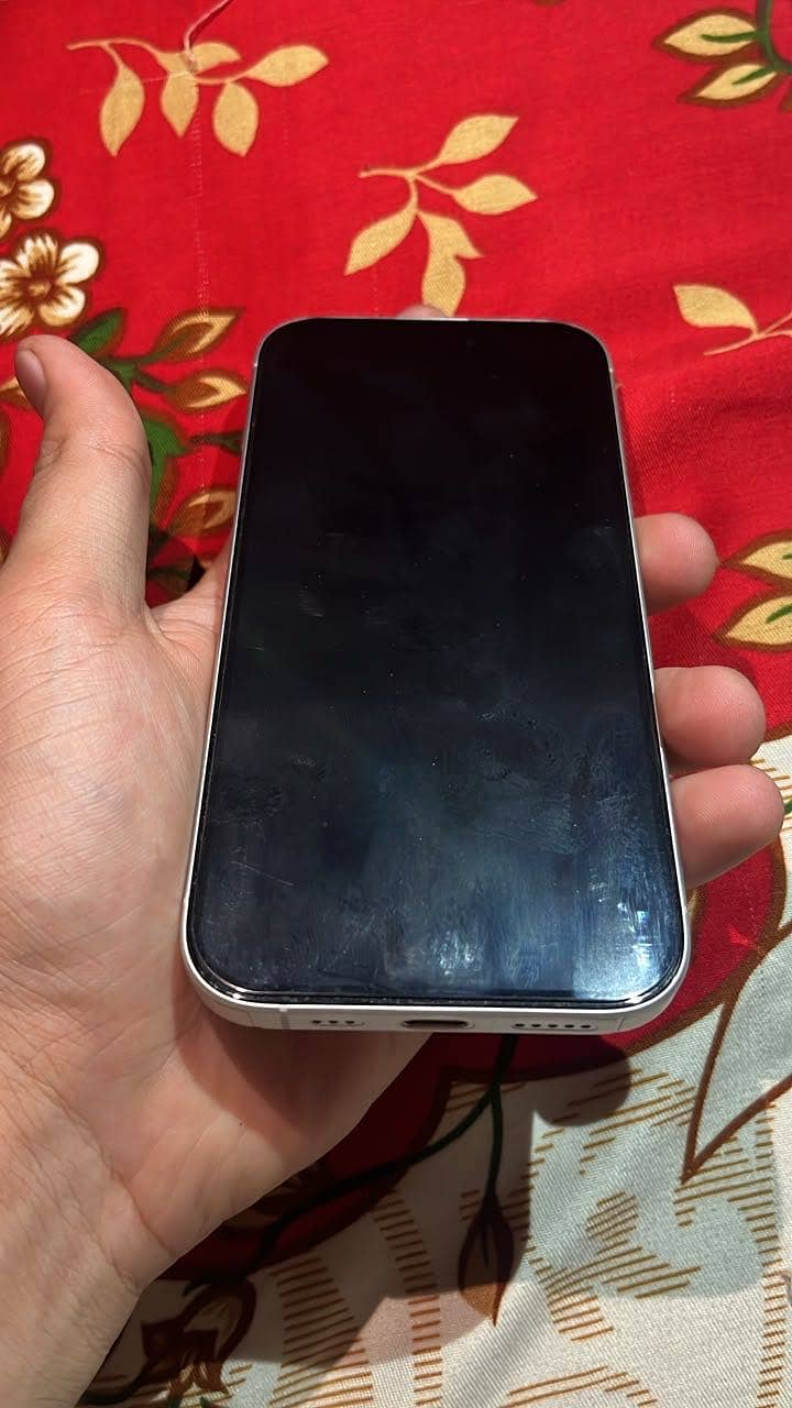 Apple iPhone 16 4