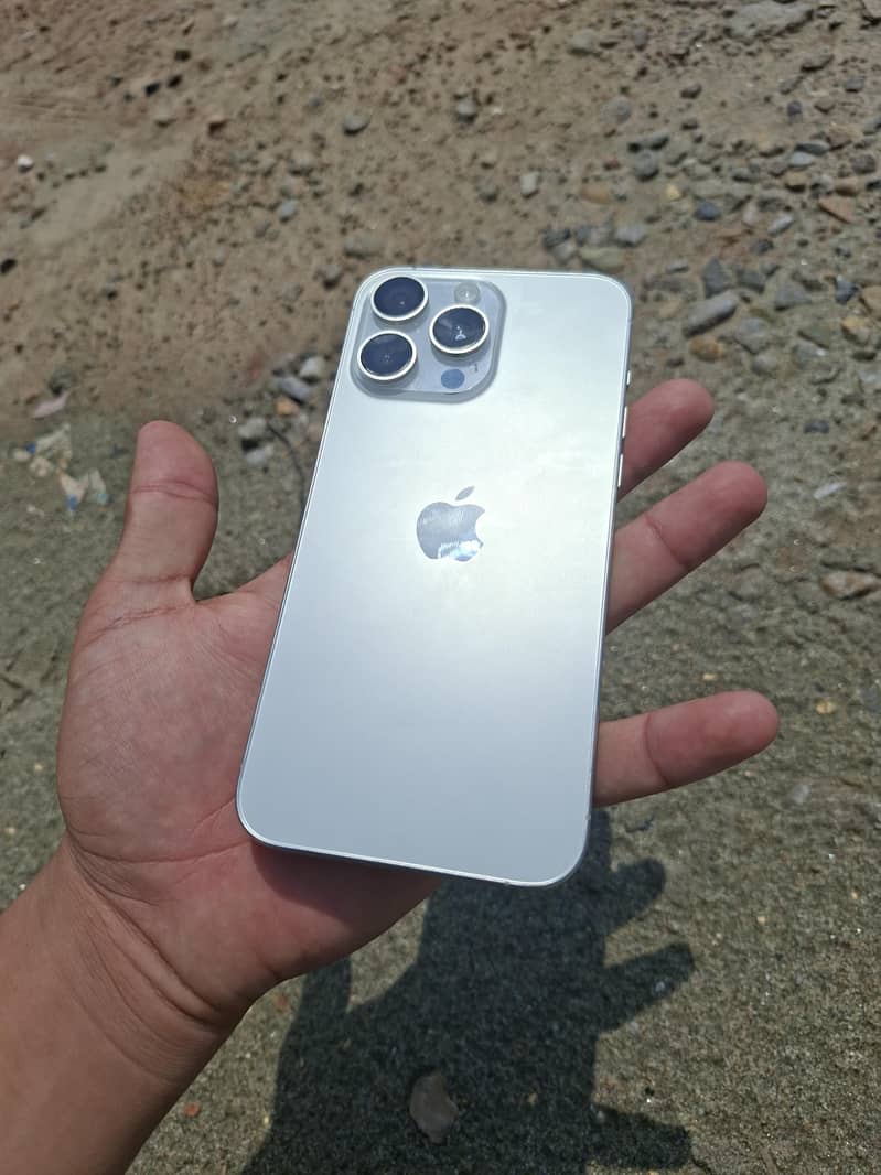 Apple iPhone 15 Pro Max 6