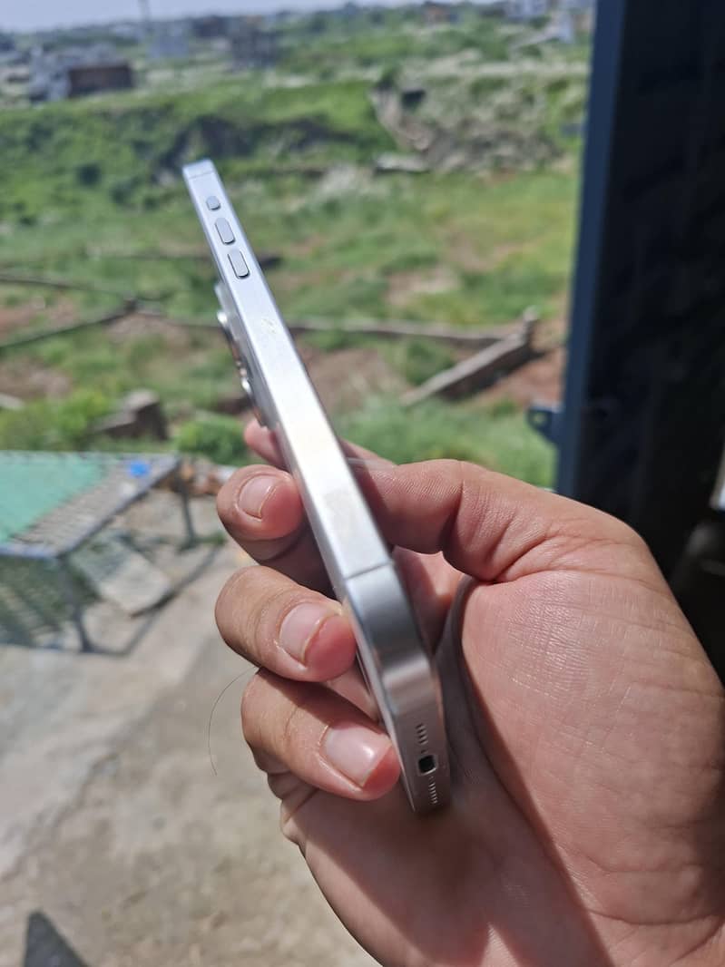 Apple iPhone 15 Pro Max 9