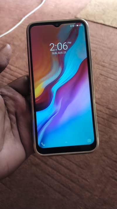 Infinix Hot 8 Lite single hand use