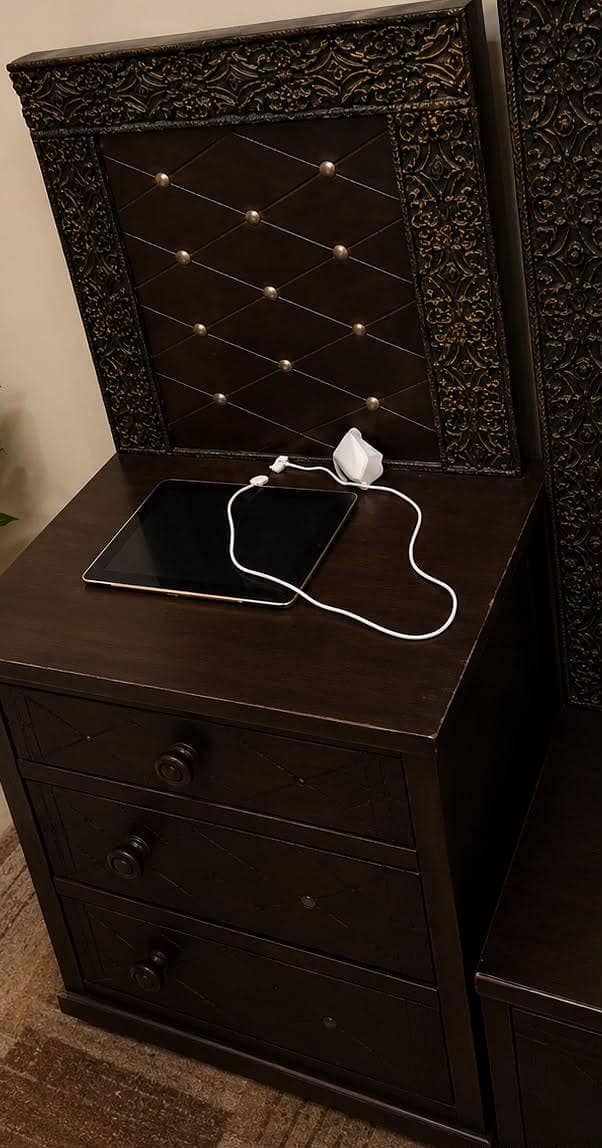 bed, side tables, dressing table 3