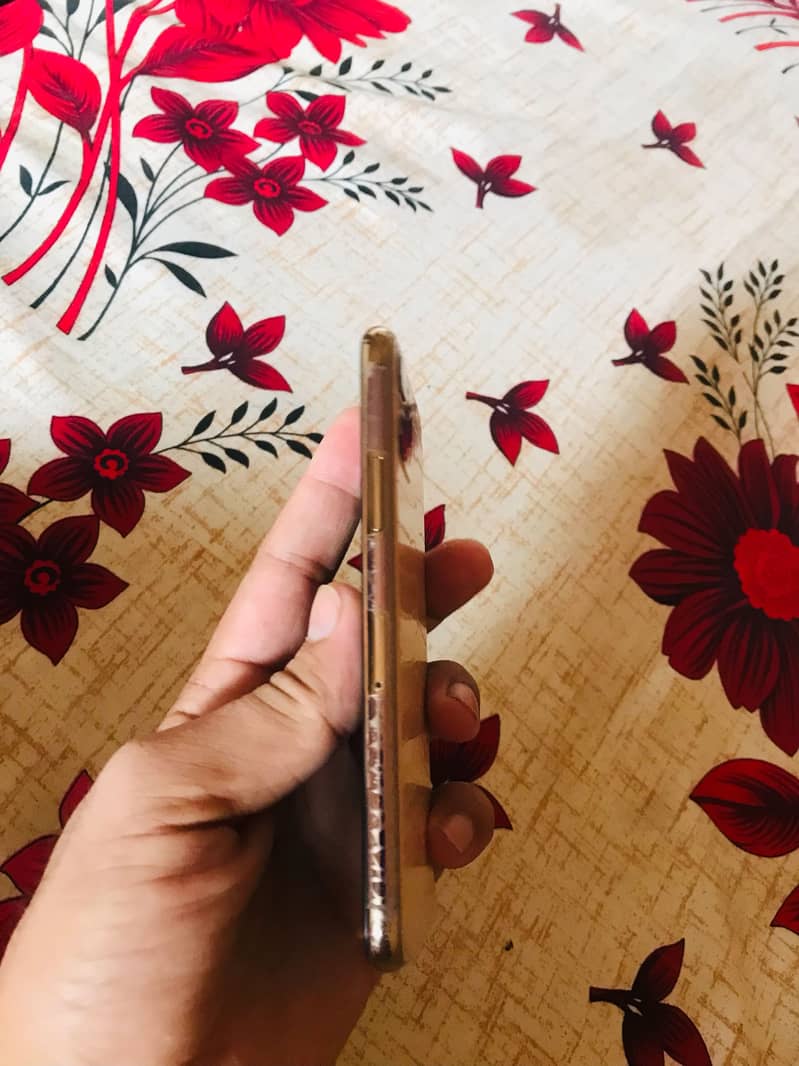 Apple iPhone 11 Pro 4