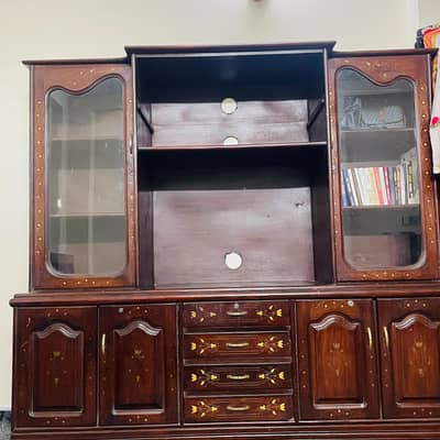 Showcase for utensils