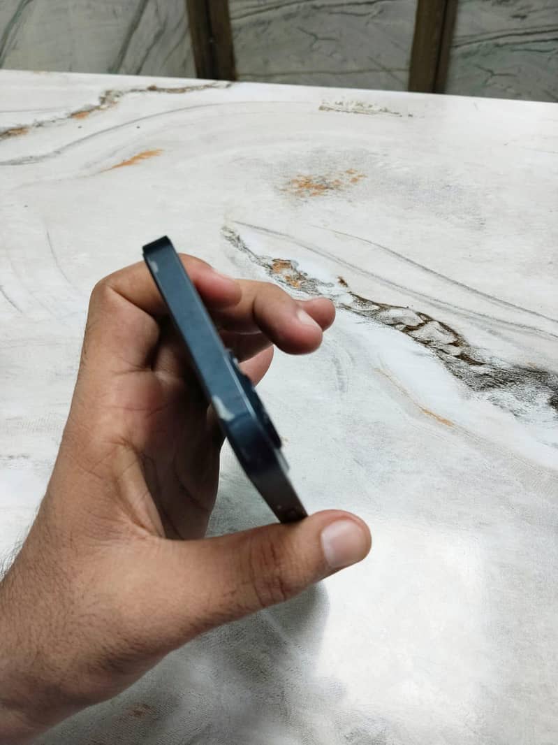 Apple iPhone 13 2