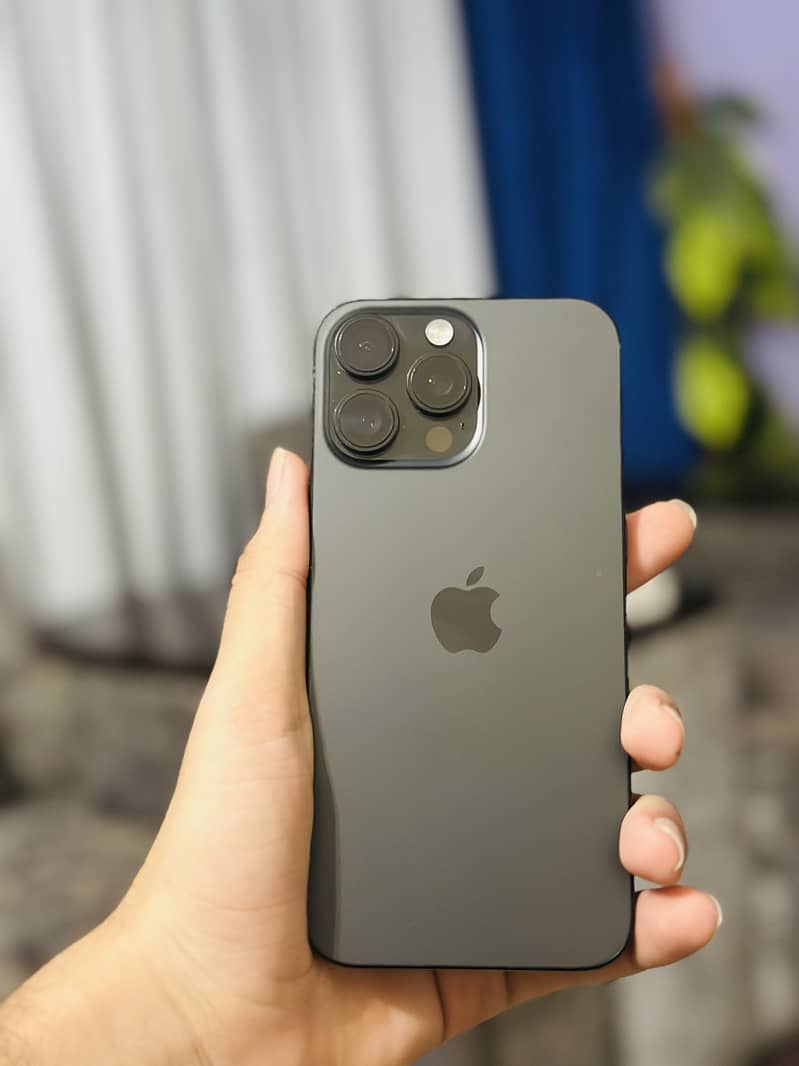 Apple iPhone 16 Pro Max 4