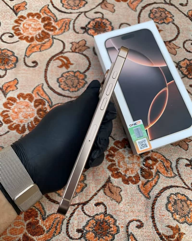 Apple iPhone 16 Pro Max 1
