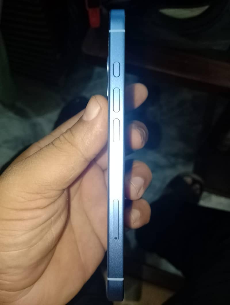 Apple iPhone 16 4