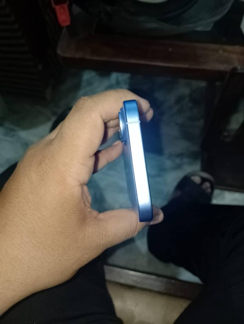 Apple iPhone 16 5