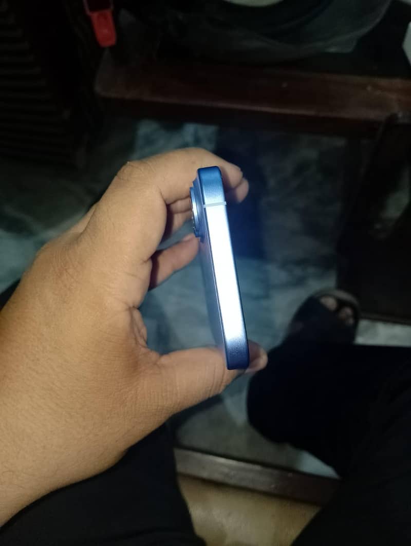 Apple iPhone 16 6