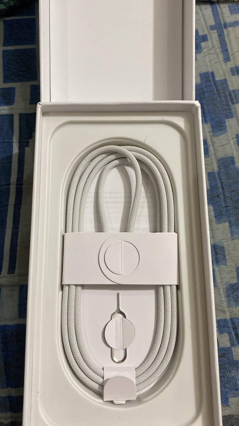 Apple iPhone 16 11
