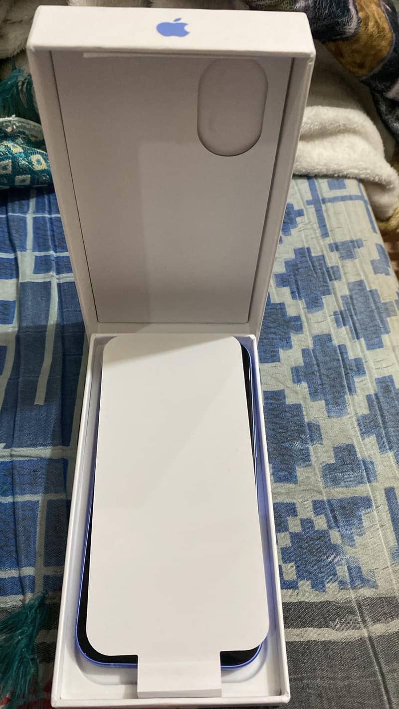 Apple iPhone 16 12