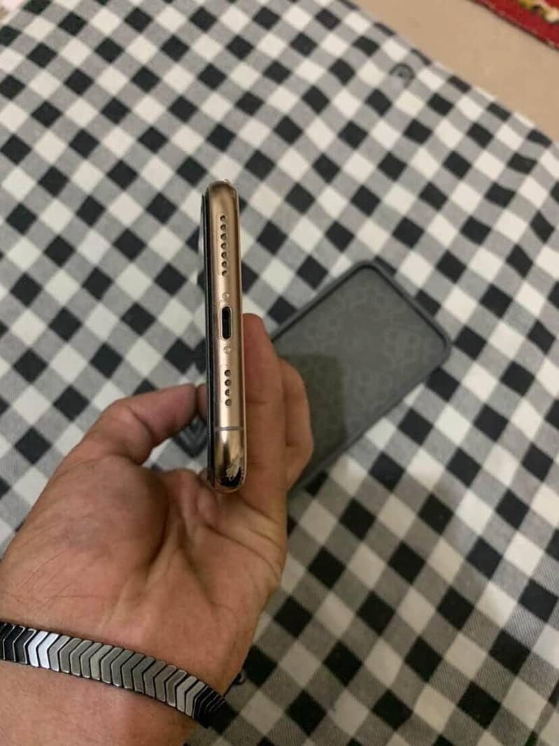Apple iPhone 11 Pro Max 2