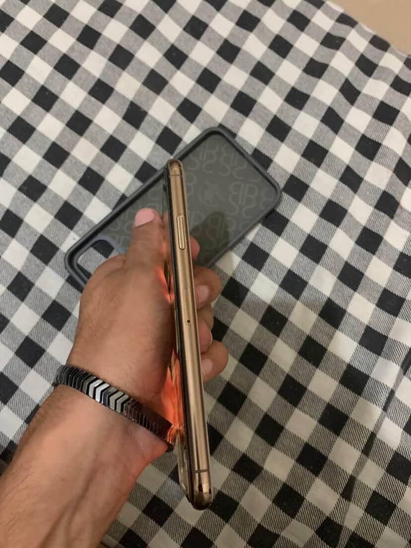 Apple iPhone 11 Pro Max 4