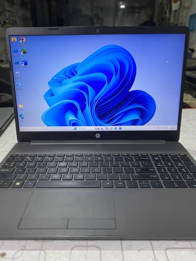 Core i5.11th genealogy 8/256 3.9 gb shared graohics 15.6 screen size