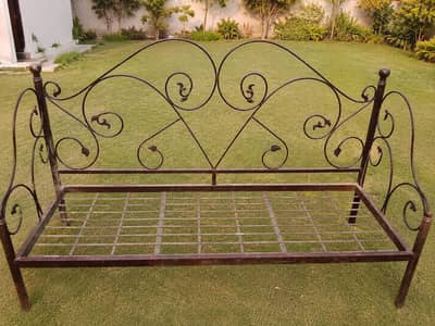 Lohay Kay mazbot sofay for sale