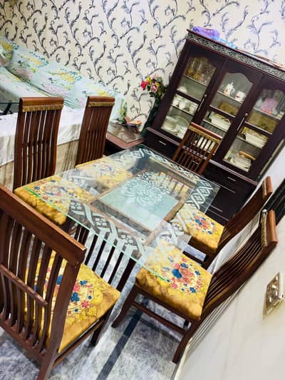 6 Chairs Solid Wood & Dining Table  In Lush Condition