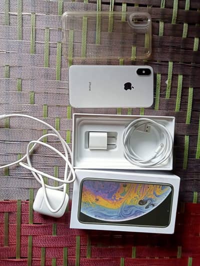 iPhone XS 64GB – Neat & Clean, With Original Box and Charger