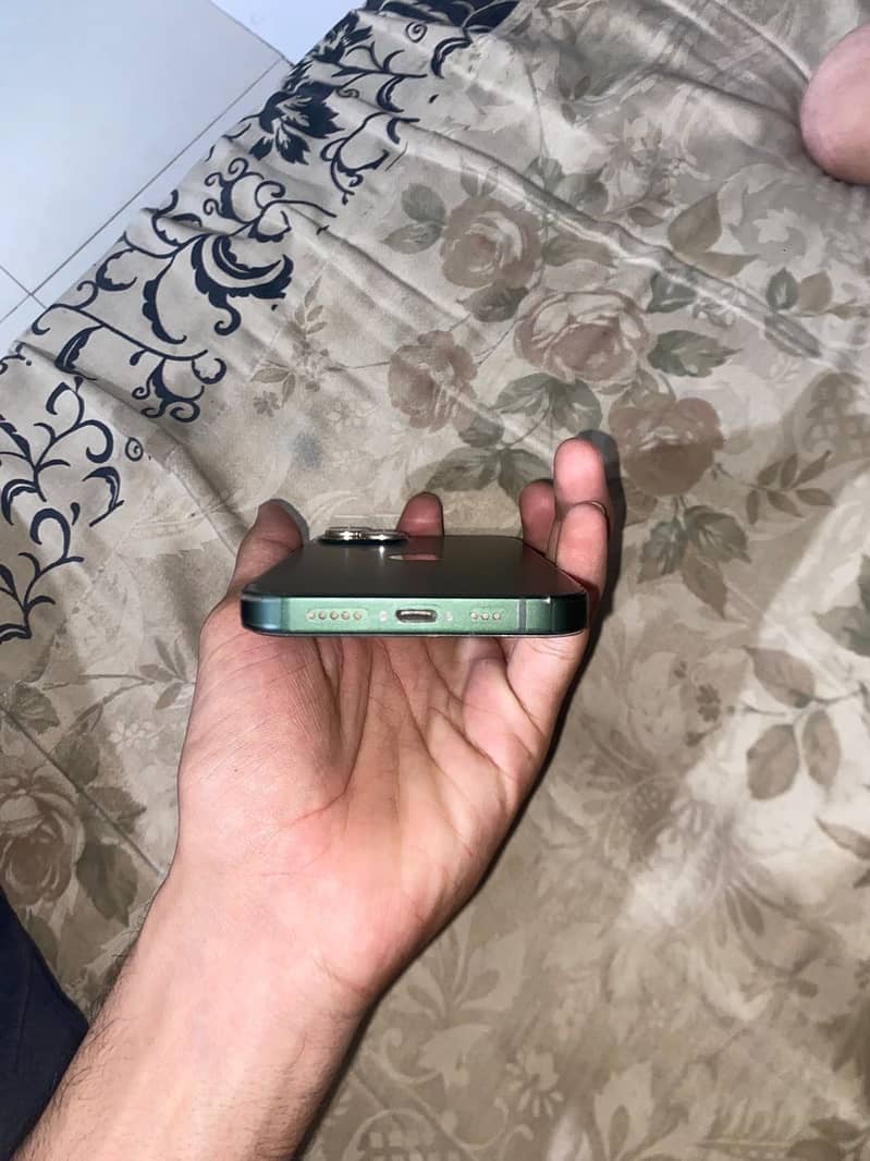 Apple iPhone 13 2