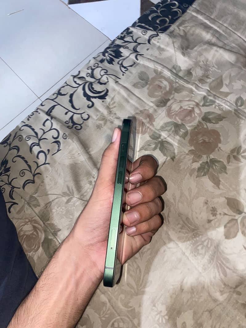 Apple iPhone 13 4