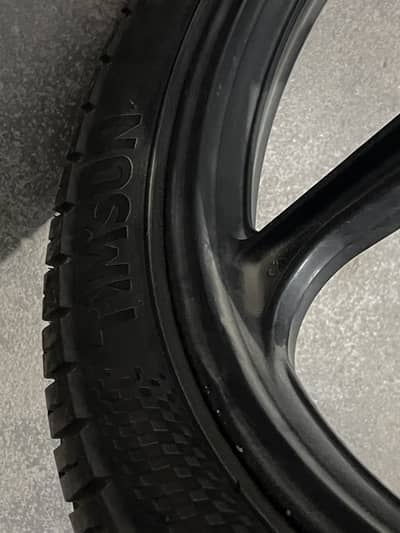 Alloy rims and tubeless tyres