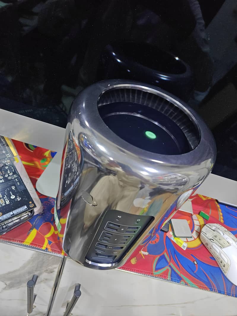 Apple MacPro 2013 Cylinder E5 1650 V2 Processor 2