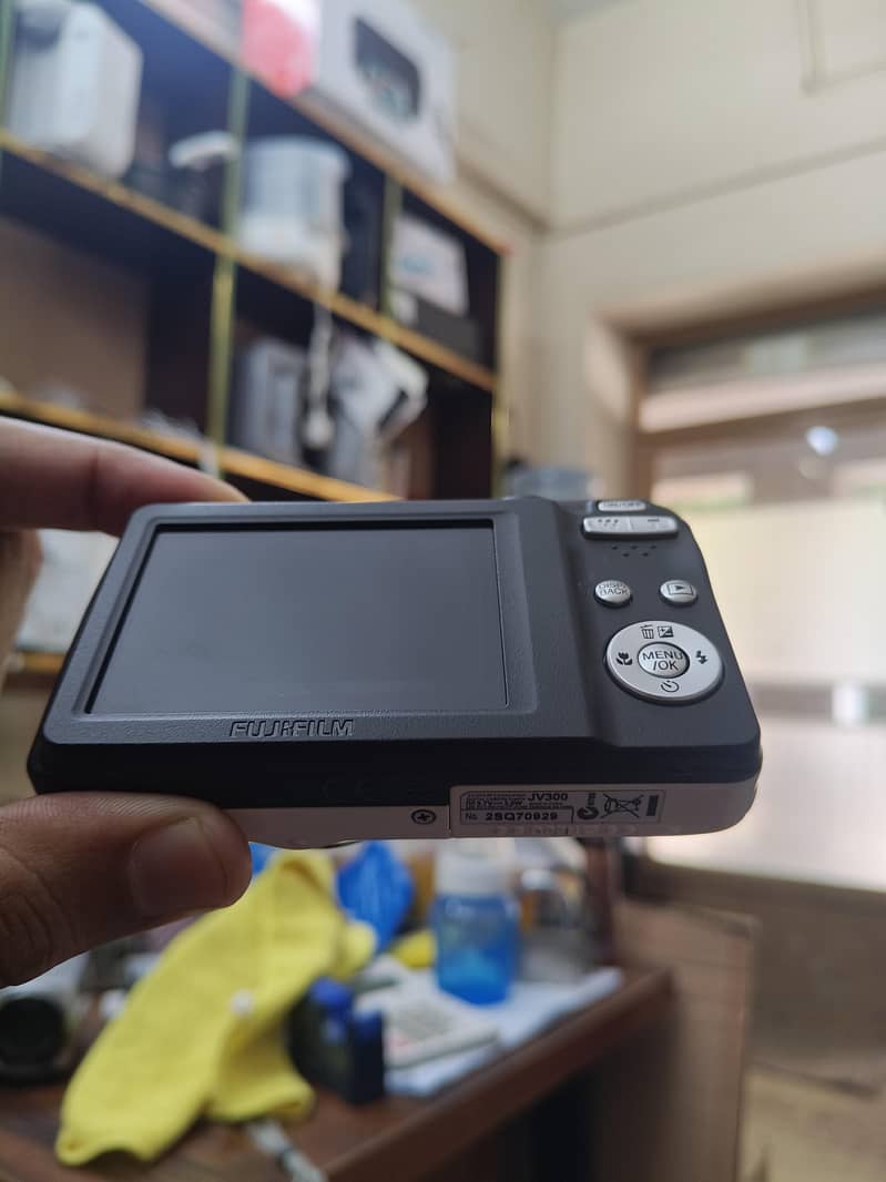 Fujifilm JV 300 14 Megapixels digital camera 3