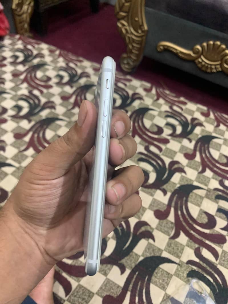 Apple iPhone 8 3