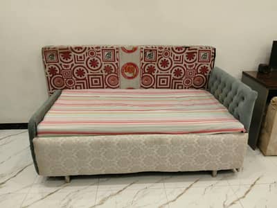 single bed in good condition without mattress