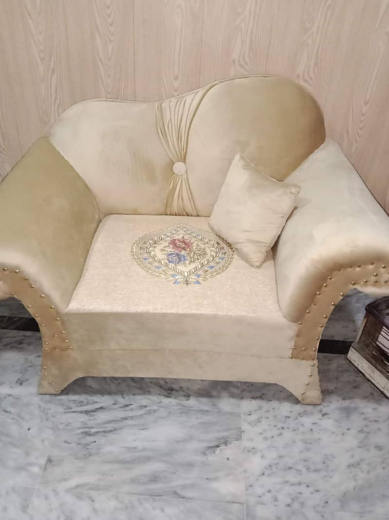 7 seater sofa set. 3