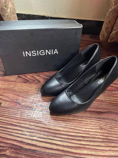 Insignia shoes for woman